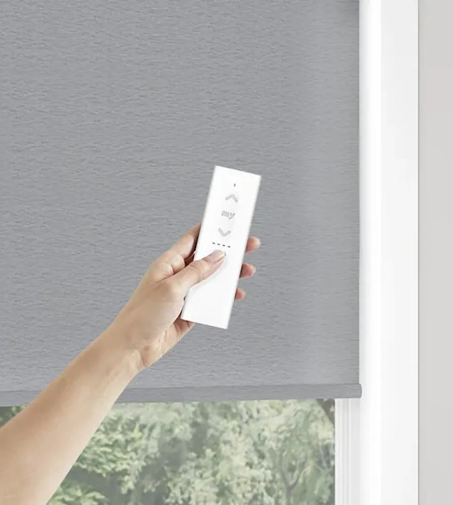 Motorized roller shade with remote control